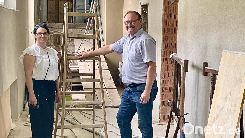 Über die Fortschritte beim Ausbau der Kinderkrippe informiert Bürgermeister Uwe König nicht nur die Markträte, sondern bei einer Baustellenführung auch die Innenentwicklungsmanagerin der AOVE, Elke Flierl. Bild: Gerhard Krones
