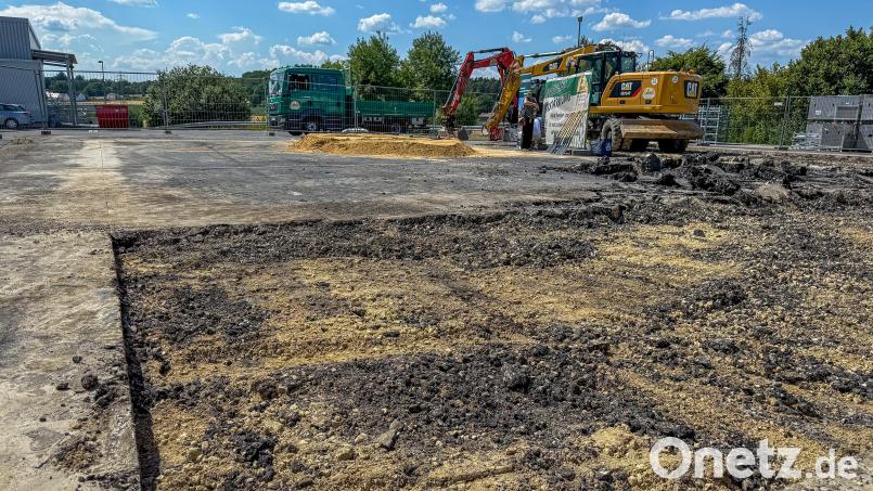 Anfang Juli haben am Kurz-Standort in der Eisenhämmerstraße die Arbeiten begonnen: Bis Mai 2026 soll hier eine Power-to-Heat-Anlage errichtet werden, die Solarstrom aus dem Solarpark &quot;Striegel&quot; in Hochtemperaturwärme umwandelt. Bild: Stephan Huber