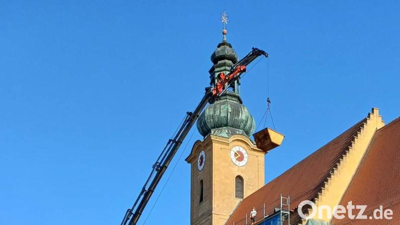 Nachdem letzte Woche das Gerüst aufgebaut wurde, sind seit Dienstag Bauarbeiter am Hirschauer Kirchendach im Einsatz. Per Kran werden die nötigen Materialien nach oben gebracht. Bild: u