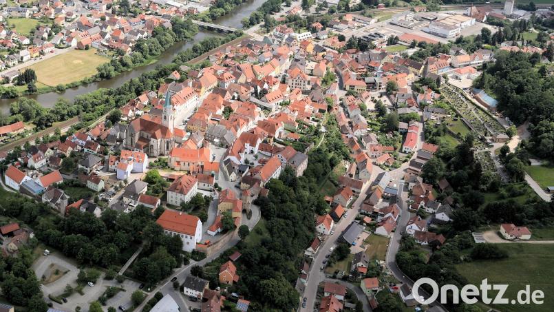 Für die beiden Sanierungsgebiete - historische Altstadt (links) und diesseits der Naab angrenzende Südstadt (oben rechts) - gilt die neue Erhaltungssatzung. Die neue Vorkaufsrechtssatzung bezieht sich nur auf die Südstadt. Luftbild: Alois Köppl