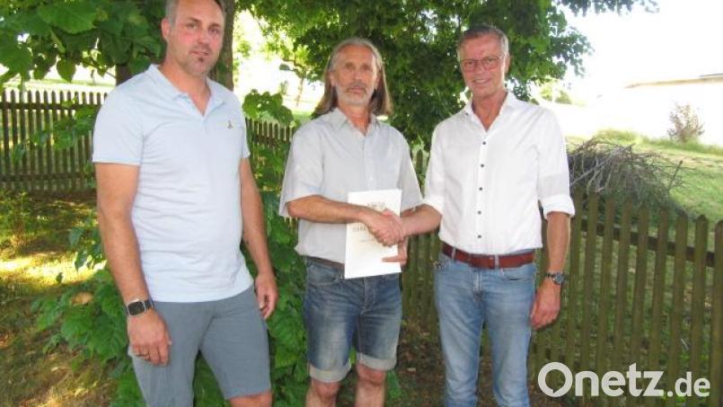 Hirschaus Bürgermeister Hermann Falk (rechts) und der stellvertretende Personalratsvorsitzende Sebastian Jasinski (links) gratulieren Christian Horn zum 40-jährigen Dienstjubiläum. Bild: fg