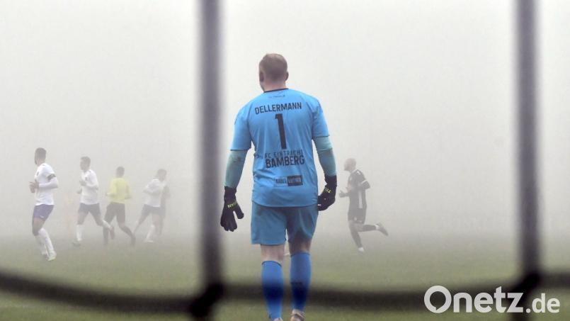 Torhüter Fabian Dellermann von Eintracht Bamberg konnte aufgrund des starken Nebels im Spiel gegen Gebenbach das gegenüberliegende Tor nicht mehr erkennen. Archivbild: Hubert Ziegler