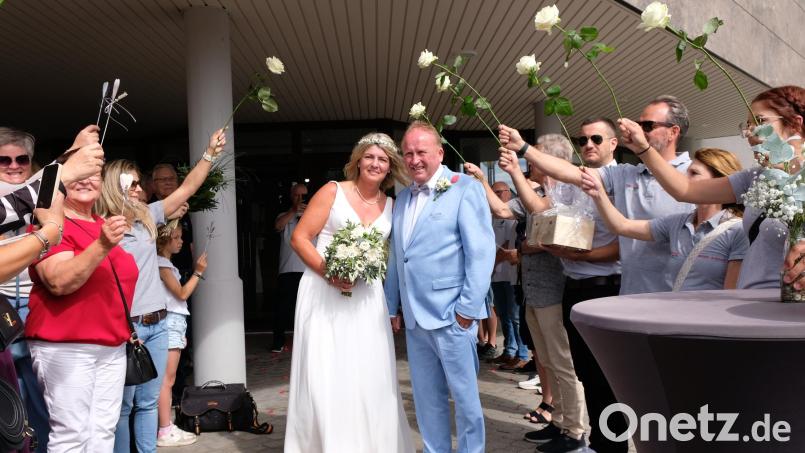 Bettina und Rainer Hasenkopf haben geheiratet und wurden mit langem Spalier überrascht. Bild: mab