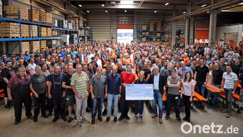 So sieht es aus, wenn im Hause Hamm Spenden übergeben werden. Getan wurde das nun während einer Betriebsversammlung Bild: Hamm AG