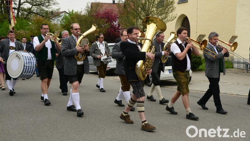 Die Blaskapelle Oberwildenau begleitet viele Vereinsjubiläen musikalisch beim Kirchenzug. Archivbild: bey