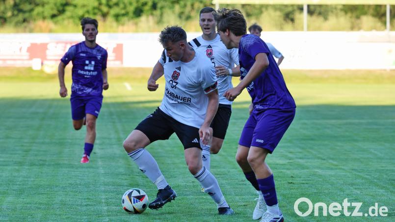 Torjäger Nico Argauer (am Ball, gegen Kareths Emil Simon) und der SC Luhe-Wildenau zogen gegen den TSV Kareth-Lappersdorf den Kürzeren. Bild: Dieter Jäschke