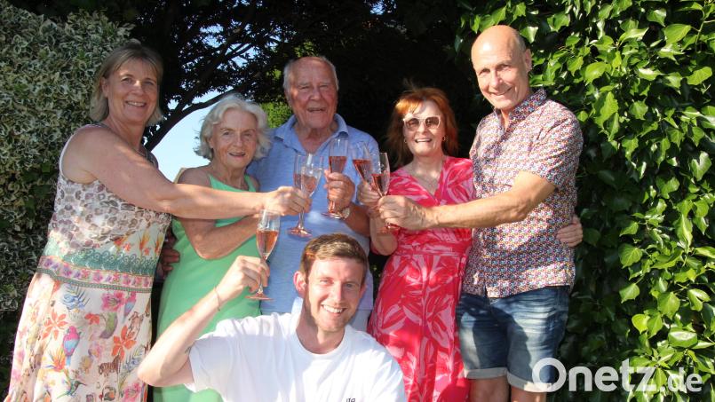 Im Kreise seiner Familie und im heimischen Garten wurde der 90. Geburtstag von Gisbert Kusche gefeiert. Unser Bild zeigt von links Tochter Claudia, Karoline und Gisbert Kusche, Tochter Dagmar und Sohn Roland. Vorne knieend Enkel Julius. Bild: kro