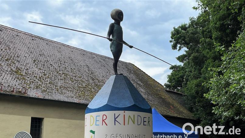 Die von Robert Diem erstellte Litfaßsäule mit Grafiken von Marie Dörfler und einer Skulptur von Hanna Regina Uber auf dem neuen Platz der Kinderrechte symbolisiert den Balanceakt zwischen Schutz und Freiheit, der bei der Kindererziehung zu bewältigen ist und stets berücksichtigt werden sollte. Bild: Susanne Schwab