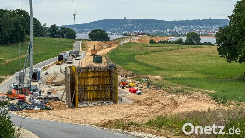 Zwischen Haselmühl und Köfering, wo gerade ein Abschnitt der Kümmersbrucker Westumgehung entsteht, plant die Firma Greenovative eine Freiflächen-Photovoltaikanlage zu beiden Seiten der Straße. Bild: Petra Hartl