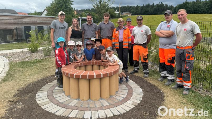 Die neue Feuerstelle des Johanniter-Kinderhauses &quot;Waldwichtel&quot; in Waldsassen wird bei einem Grillfest eingeweiht. Bild: Lena Lück