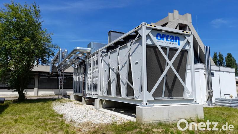 Eine neue Anlage neben der Kristiallglasfabrik in Amberg erzeugt mit der Abwärme aus der Glaskathedrale Strom, der nicht eingespeist, sondern direkt im Werk verbraucht wird. Bild: Saskia Burzynski