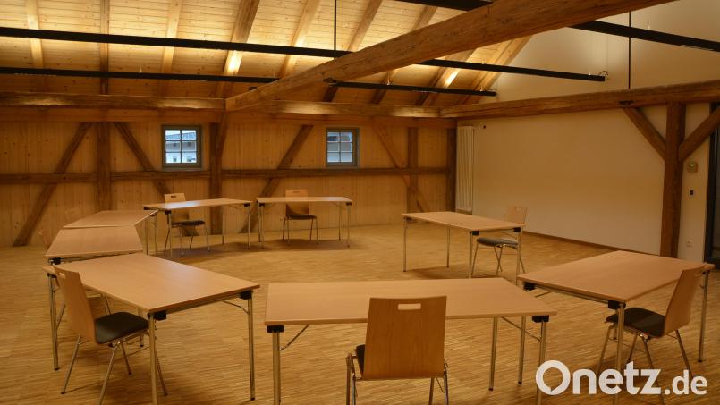 Wie viele Plätze gibt es an den Ratstischen? Bei einigen Räten werden es deutlich weniger. Symbolbild: jr
