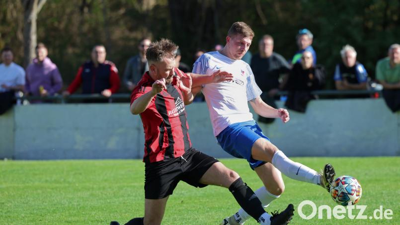 Benjamin Scheidler (links) bei einer Abwehraktion für seinen bisherigen Verein SC Eschenbach. Bei seinem neuen Verein TSV Erbendorf wird Scheidler je nach Bedarf als Spielertrainer fungieren oder ausschließlich an der Seitenlinie stehen. Bild: Dieter Jäschke