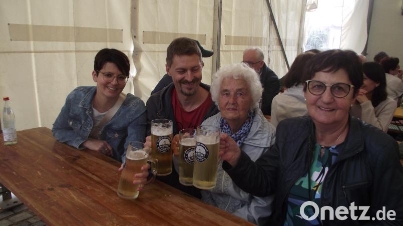 Barbara Herrmann (Mitte) aus Muglhof feierte ihren 95. Geburtstag. Die Aufnahme stammt aus dem vergangenen Jahr, als sie zusammen mit ihrer Tochter, der Enkelin und dessen Mann das Muglhofer Dorffest besuchte. Bild: ror