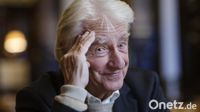 Der Schweizer Komiker Emil Steinberger erreichte in Deutschland Kult-Status. Am Sonntag kommt der heute 92-Jährige mit seiner Frau Niccel Steinberger nach Amberg, um den Dokumentarfilm &quot;Typisch Emil&quot; zu zeigen. Archivbild: Christian Beutler/dpa