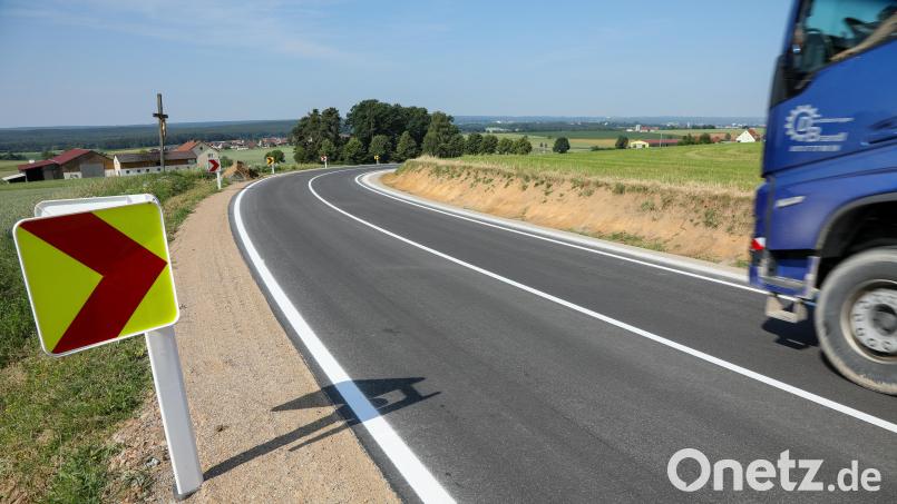 Die Staatsstraße 2040, die Amberg und Nabburg verbindet, wird erneuert: Der Bereich bei Paulsdorf (Foto) ist schon fertig Bild: Wolfgang Steinbacher