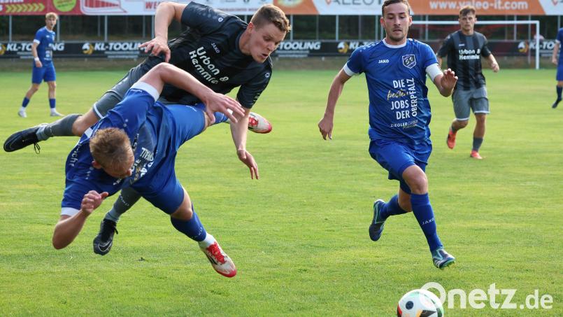 Der Weidener Niklas Lang (oben) und Noah Scheler (Etzenricht) kämpfen mit Haken und Ösen um den Ball, SVE-Spielführer Andreas Koppmann beobachtet das Ganze. Bild: Dieter Jäschke