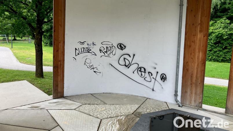 Zwei 14-jährige Schüler aus Bad Kötzting haben gestanden, im Kurpark Sachbeschädigungen begangen zu haben. Die Polizei ermittelte die beiden Täter schnell. Bild: PI Bad Kötzting