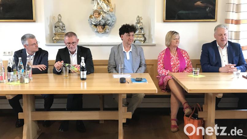 Wie geht es mit den Pfarreien ohne Pfarrer weiter? Diakon Peter Nickl, Dekan Thomas Vogl, Professor Veit Neumann, Martha Bauer und Landrat Richard Reisinger stellten sich der Diskussion. Bild: mma