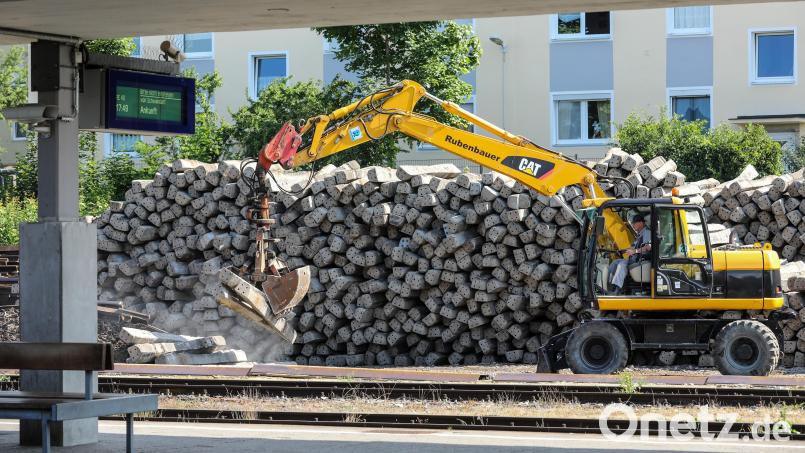 Sieht aus wie ein Brennholz-Lager – doch hier, im Bereich des Amberger Bahnhofs, stapeln sich Betonschwellen. Bild: Wolfgang Steinbacher