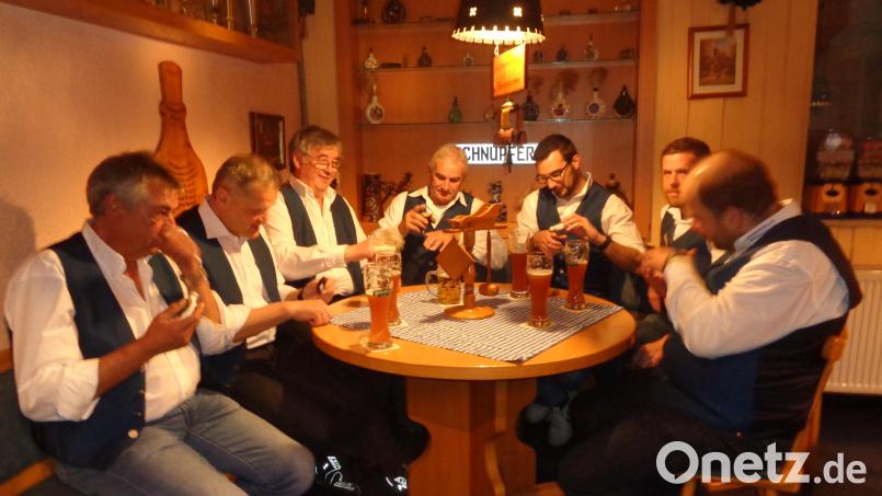 Eine Prise „Schmai“ in geselliger Runde im Vereinslokal „Hexenhäusel“ schmeckt den Mitgliedern des Schnupferclub Dieterskirchen immer. Bild: amö