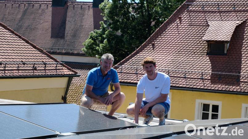 Versteckt im historischen Ensemble der Brauerei Bruckmüller präsentieren Anton Bruckmüller und Sohn Xaver die neue PV-Anlage. Bild: gsp