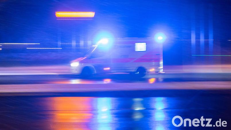 Schwer verletzt wurden beide in Krankenhäuser gebracht. Symbolbild: Sebastian Gollnow/dpa