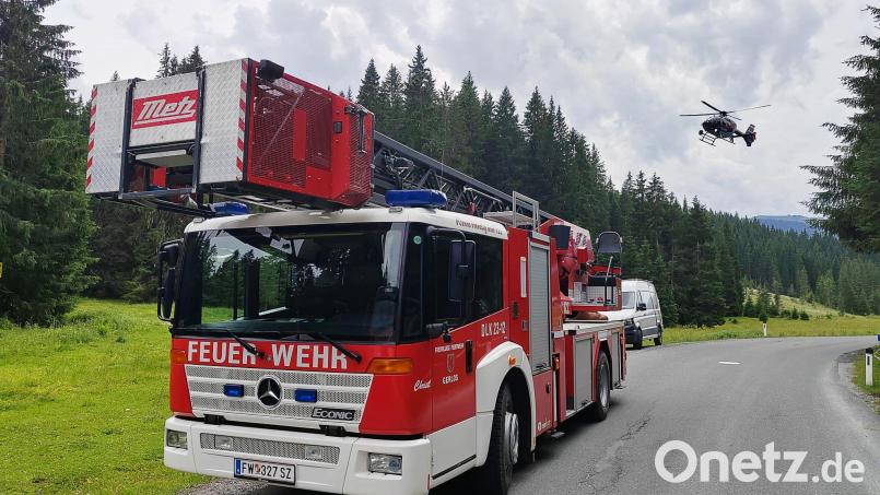 Ein Einsatzfahrzeug der Feuerwehr steht in der Nähe der Absturzstelle eines Kleinflugzeugs im Gemeindegebiet von Krimml. Bild: -/News5/dpa