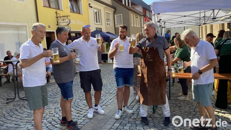 Das Bürgerfest ist eröffnet. Von links im weißen Stadtverbands-T-Shirt: Theo Schneider (2. Vorsitzender), Andy Deml (Redakteur des Stadtanzeigers), Stefan Kroher, Eugen Eckert (1. Vorsitzender) und Bürgermeister Joachim Neuß mit Schürze. Bild: mzi