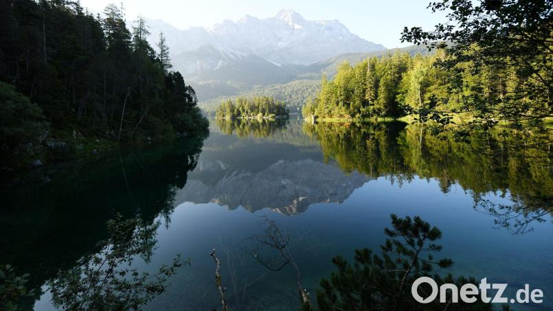 Im Eibsee wird nach einem untergegangenen Vater und seinem Sohn gesucht. Archivbild: Angelika Warmuth/dpa