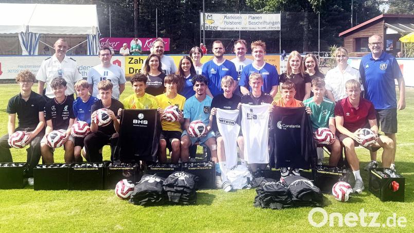 Das Siegerfoto vom Messe-Cup zeigt die Vertreter der beteiligten Fußballmannschaften mit den Sachpreisen, die Beraterteams der beteiligten Ausbildungs-Unternehmen und der Polizei zusammen mit Alexander Greitzke, dem Vorsitzenden des SV Etzenricht. Bild: war