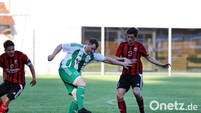 Bastian Lobinger (Mitte, Szene aus dem Testspiel gegen den SC Luhe-Wildenau) ist seit dieser Saison neuer Spielertrainer des FC Wernberg. Zuvor war der Torjäger ausschließlich für den Nachbarn SpVgg Pfreimd aktiv. Archivbild: Dieter Jäschke