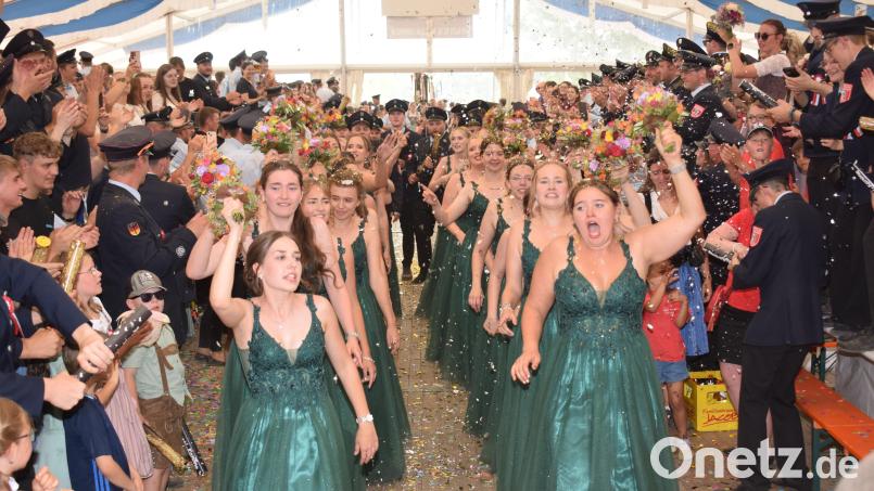 Die Festdamen haben ihre Sache gut gemacht und werden im Festzelt stürmisch begrüßt. Bild: bnr