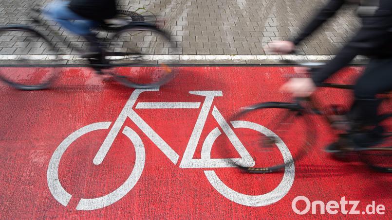Ein Geisterradler hat auf der Nibelungenbrücke in Regensburg einen schweren Unfall verursacht. Eine Radfahrerin wurde schwer verletzt. Symbolbild: Friso Gentsch/dpa