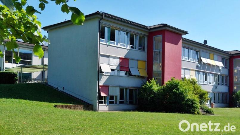Ganztags-Betreuung wird es in der Grundschule in Neusorg in absehbarer Zeit geben. Dafür ist Erweiterung um eine Mensa nötig. Bis Ende 2027 muss die Maßnahme abgeschlossen sein. Bild: Rudi Küffner