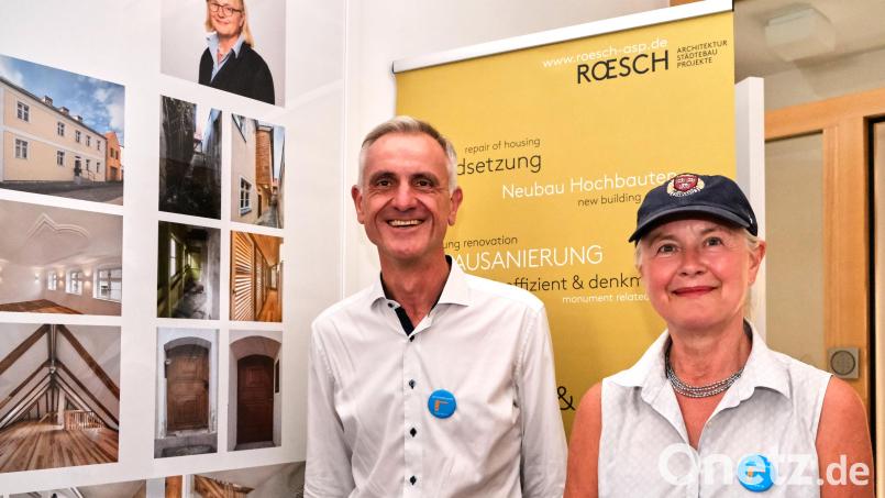 Bauherrin Prof. Dr. Gertrud Maria Rösch und Architekt Markus Rösch informierten ausführlich über das mit dem Amberger Denkmalpreis 2023 ausgezeichnete Renovierungsprojekt. Bild: Peter Ringeisen