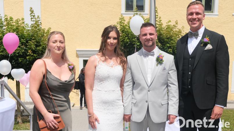 Überglücklich strahlte in Anwesenheit der beiden Zeugen das junge, sympathische Brautpaar nach der standesamtlichen Trauung. Bild: Fred Lehner