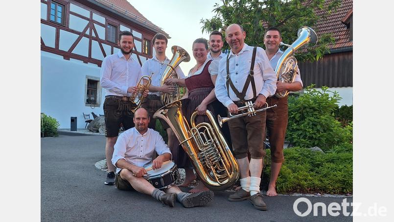 Blechblas-Ensemble mit 4 Trompeten, Tenorhorn, Bariton,Tuba &amp; Drumset Bild: Stefan Zwerenz/exb