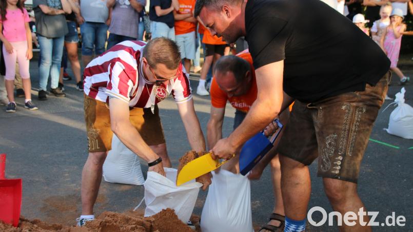 Bei der Sandsack-Challenge mussten Säcke mit 20 Kilogramm Sand gefüllt werden. Bild: sne