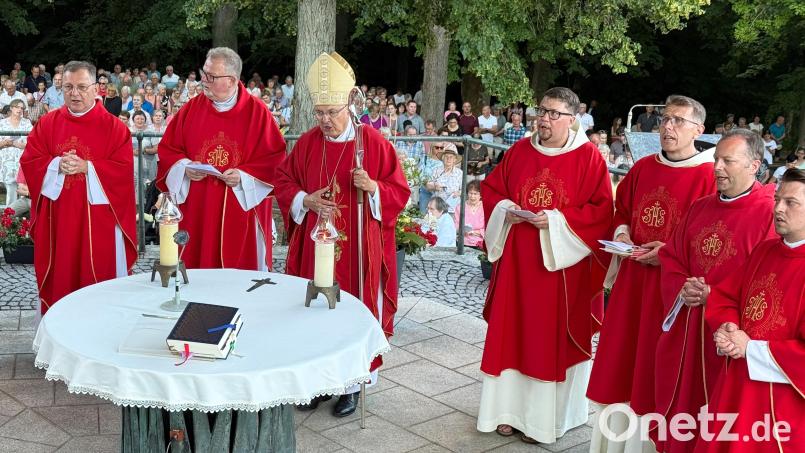Die Patres Clemens und Seraphin (Dritter bzw. Vierter von rechts) richten bei der Eröffnung der Bergfestwoche mit Bischof Rudolf Voderholzer (links daneben) den Blick zum Gnadenbild der Gottesmutter am Freialtar. Dorthin gehen bestimmt auch ihre Gebete um rasche Genesung des Kirchenrektors Seraphin, der sich am Freitag beim Vorbereiten der Abendandacht an dieser Stelle beim Sturz von einer Treppe übel an beiden Knien verletzt hat. Bild: Petra Hartl
