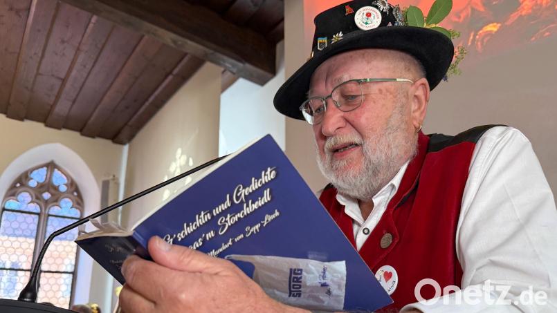 Sepp Lösch in seinem Element, diesmal im Sulzbach-Rosenberger Stadtrat, wo ihm der Kulturpreis 2025 der Stadt Sulzbach-Rosenberg verliehen wurde. Bild: Petra Hartl
