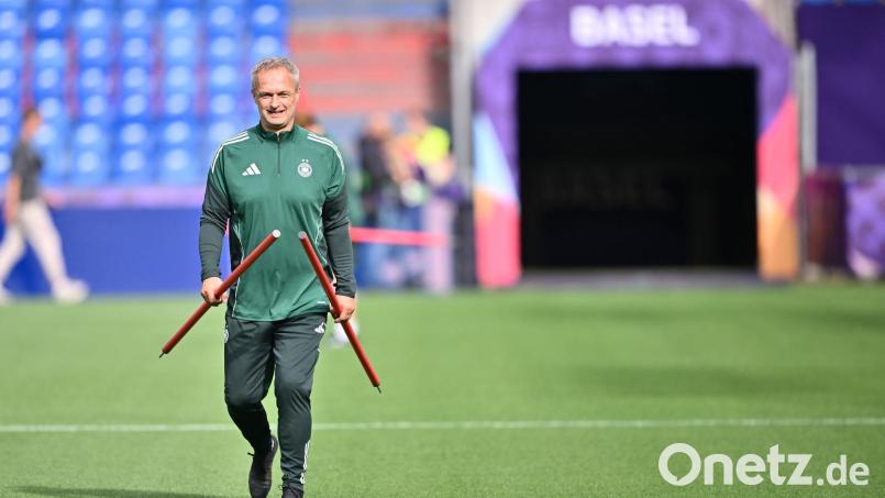 Bundestrainer Wück beim Abschlusstraining in Basel. Bild: Sebastian Christoph Gollnow/dpa