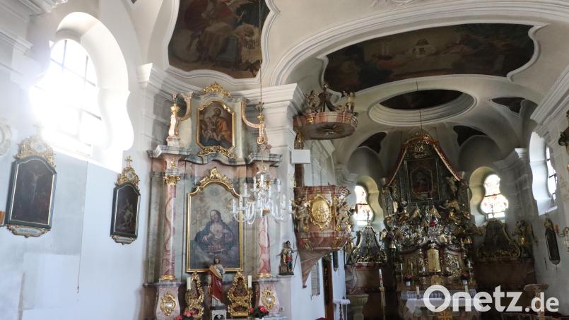 Das Innere der Vilshofener Pfarrkirche St. Michael wird renoviert. An einigen Stellen kann man die Probeanstriche der Vorbekundungen schon erkennen. Bild: mrr