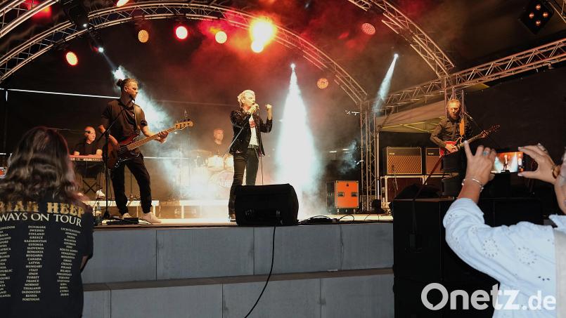 Markus Engelstädter und seine Band „The Magic of Queen“ zeigen beim Wackersdorfer Bürgerfest eine eindrucksvolle Bühnenpräsenz. Bild: Hirsch