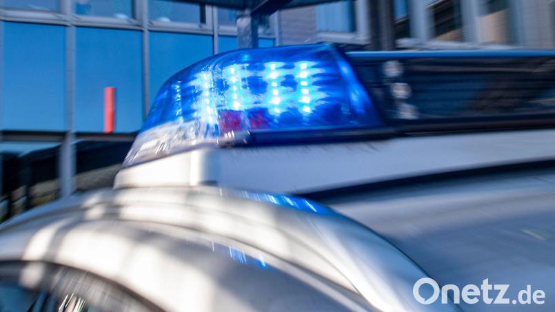 In Auerbach hat jemand eine fußbreite Delle in einem Auto hinterlassen. Symbolbild: David Inderlied/dpa