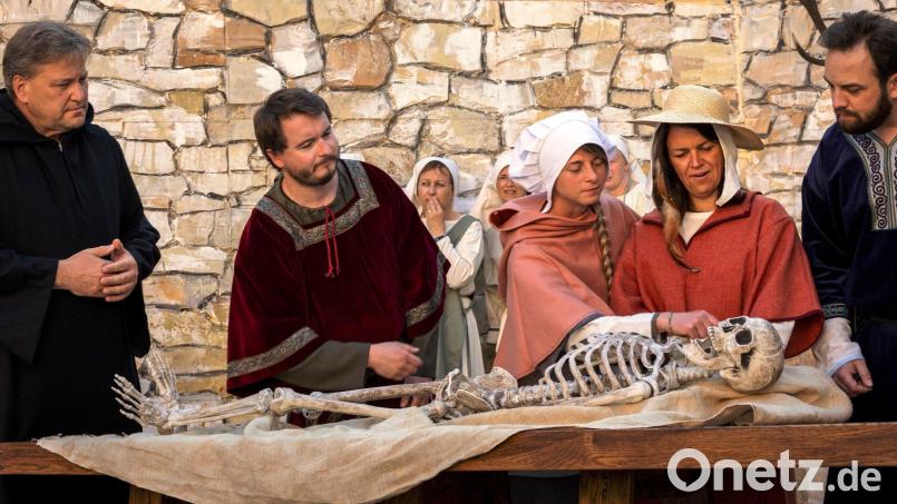 Eine Szene aus dem Theaterstück &quot;Jenseits der Nacht&quot;, das am 24.Juli Premiere in der Klosterburg hat. Da hat wohl jemand das &quot;Hungern&quot; zu wörtlich genommen. Im Bild (von links) Stefan Braun, Robert Schwarzferber, Pia Fromm, Janina Heider und Andreas Volber. Bild: jp