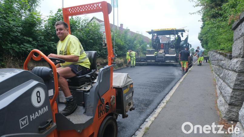 Der Kellerhäuslberg (Weidener Straße) in Floß hat eine neue Decke bekommen und kann jetzt wieder gefahrloser und sicherer befahren werden. Bild: Fred Lehner