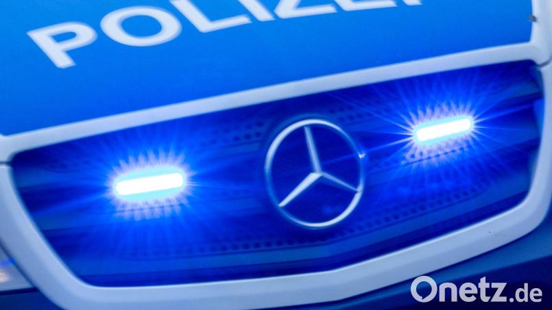 In Amberg wird ein geparktes Auto beschädigt. Der Verursacher flüchtet. Die Polizei sucht Zeugen. Bild: Jens Büttner/dpa