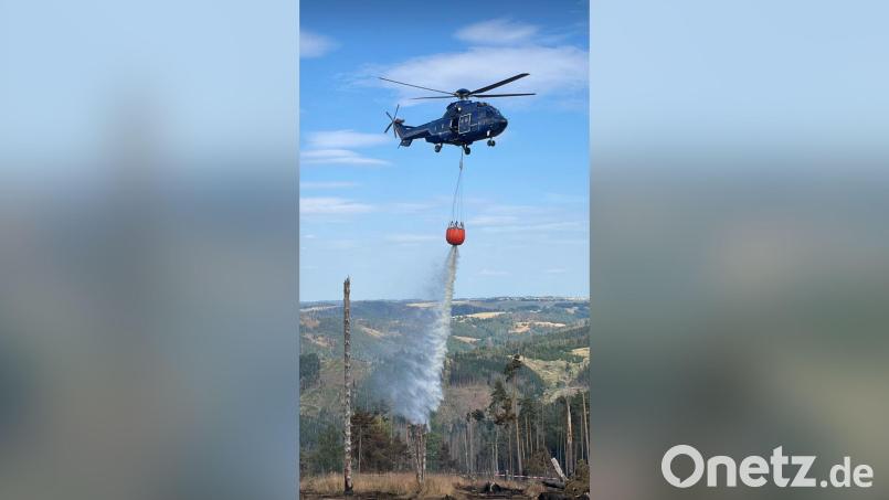 Der Hubschrauber &quot;Super Puma&quot; der Bundespolizei beim Löschwasser-Abwurf über dem Thüringer Wald. Er war einer der drei Hubschrauber, denen die Amberger Flughelfer zugeordnet waren. Bild: Feuerwehr Amberg