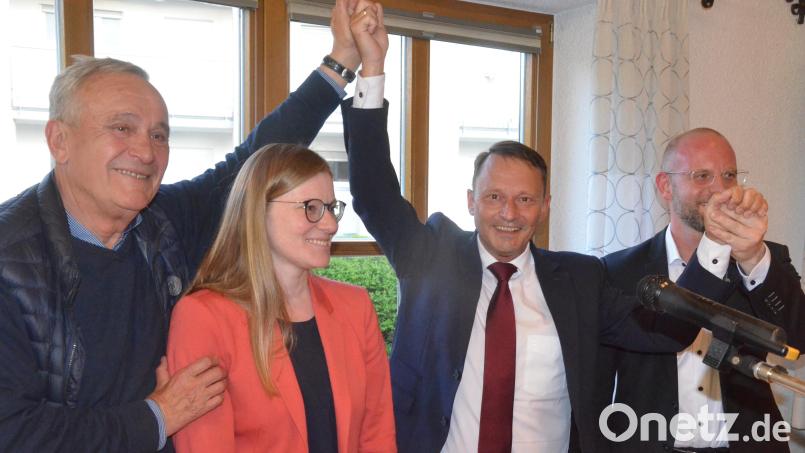 Alt-Oberbürgermeister Kurt Seggewiß, MdL Nicole Bäumler, Oberbürgermeister Jens Meyer und Stadtverbandsvorsitzender Christoph Birner in Siegerpose. Bild: Kunz